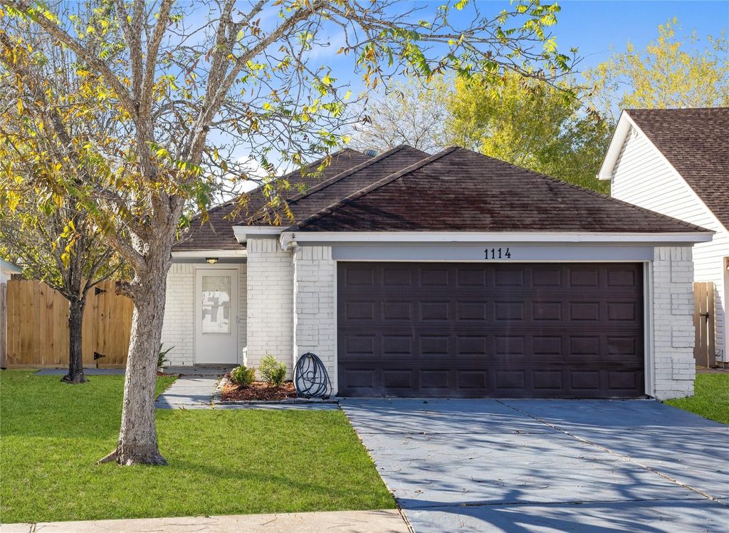 Photo of 1114 Lochmoor Lane, Pearland, TX 77581 (MLS # 17299075)