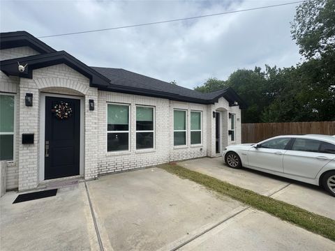 Photo of 3549 Amos St #B, Houston, TX 77021 (MLS # 79507606)