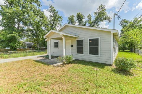 Photo of 617 Avenue I, Conroe, TX 77301 (MLS # 70630872)