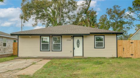 Photo of 2306 19th Avenue N, Texas City, TX 77590 (MLS # 38739123)
