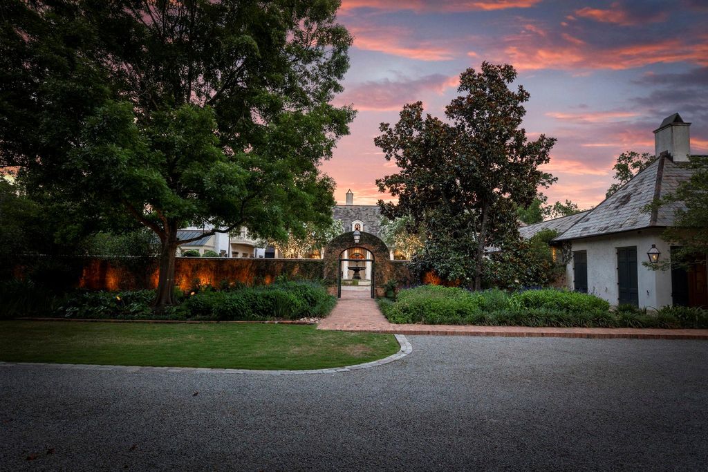 Photo of 2 Grand Colonial Drive, The Woodlands, TX 77382 (MLS # 27021870)