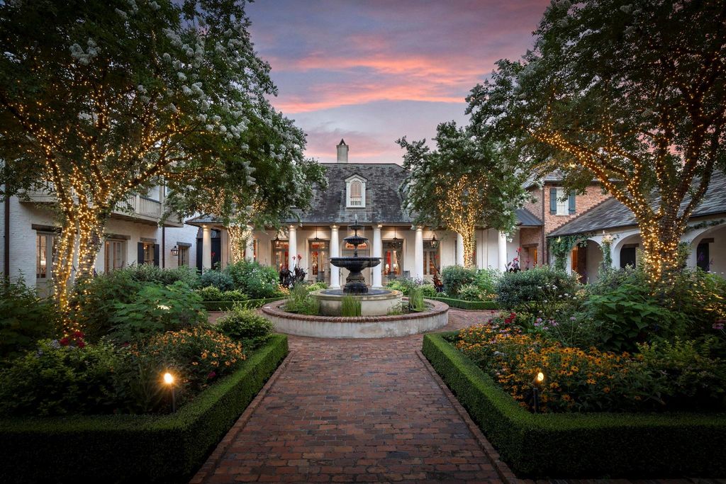 Photo of 2 Grand Colonial Drive, The Woodlands, TX 77382 (MLS # 27021870)