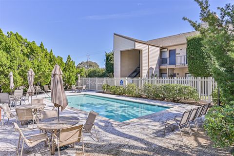 Photo of 7060 N Holiday Drive, Galveston, TX 77550 (MLS # 78361251)