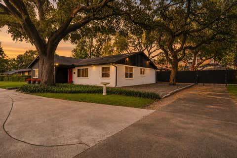 Photo of 2302 Chimney Rock Road, Houston, TX 77056 (MLS # 14300281)