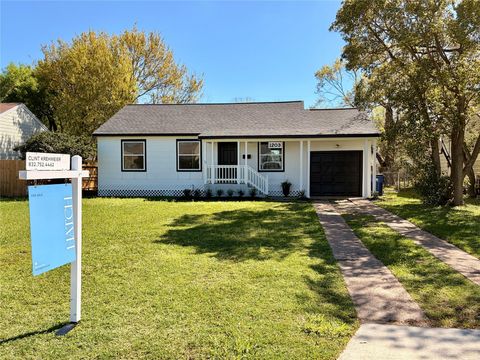 Homes For Sale - 1203 17th Ave N Ave<br/> Texas City, TX 77590