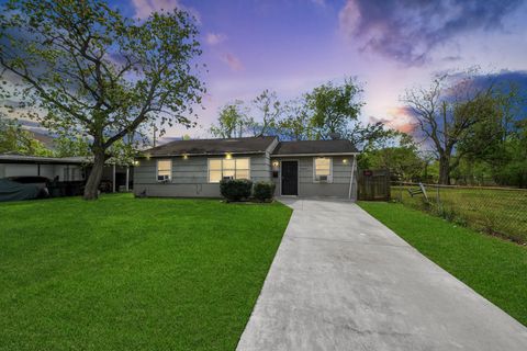 Photo of 5018 Northridge Drive, Houston, TX 77033 (MLS # 47274976)
