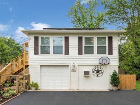 Homes For Sale - 1008 E Houston Street<br/> Highlands, TX 77562