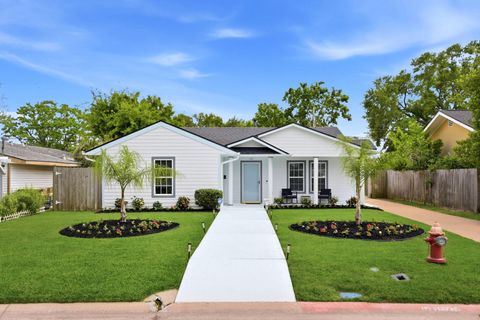 Photo of 121 Tarpon Avenue, Galveston, TX 77550 (MLS # 67398390)