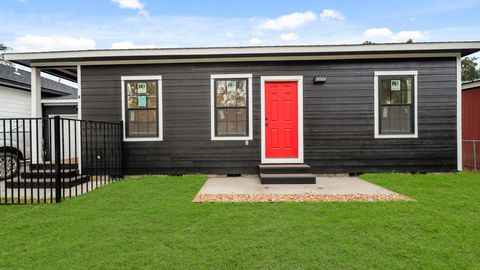 Photo of 1504 W Blum Street #B, Alvin, TX 77511 (MLS # 25782823)