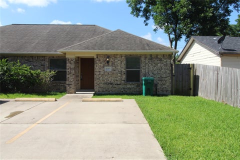 Photo of 814 Mobile Drive #B, Pasadena, TX 77506 (MLS # 87290788)