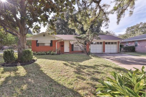 Photo of 614 Kyle Street, Sugar Land, TX 77478 (MLS # 33053502)