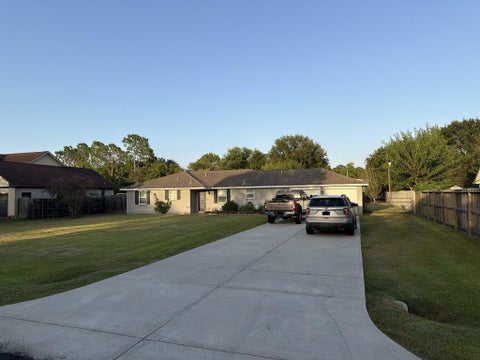 Homes For Sale - 3231 W Meadow Lane<br/> Dickinson, TX 77539