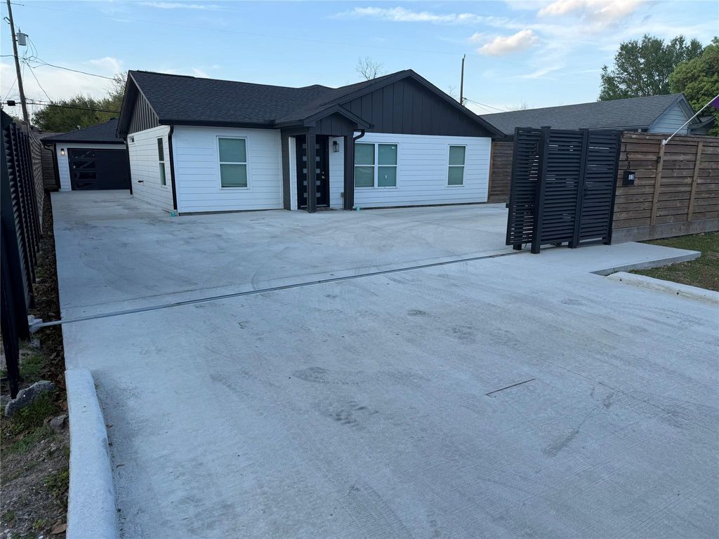 Photo of 153 Robmore Street, Houston, TX 77076 (MLS # 77621585)