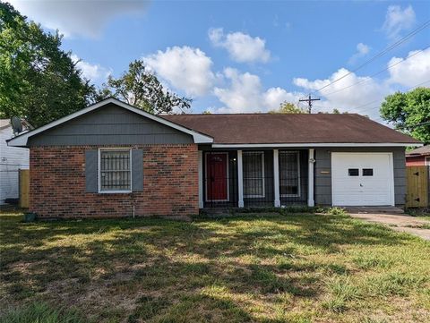 Photo of 5622 Elmlawn Drive, Houston, TX 77033 (MLS # 17450977)