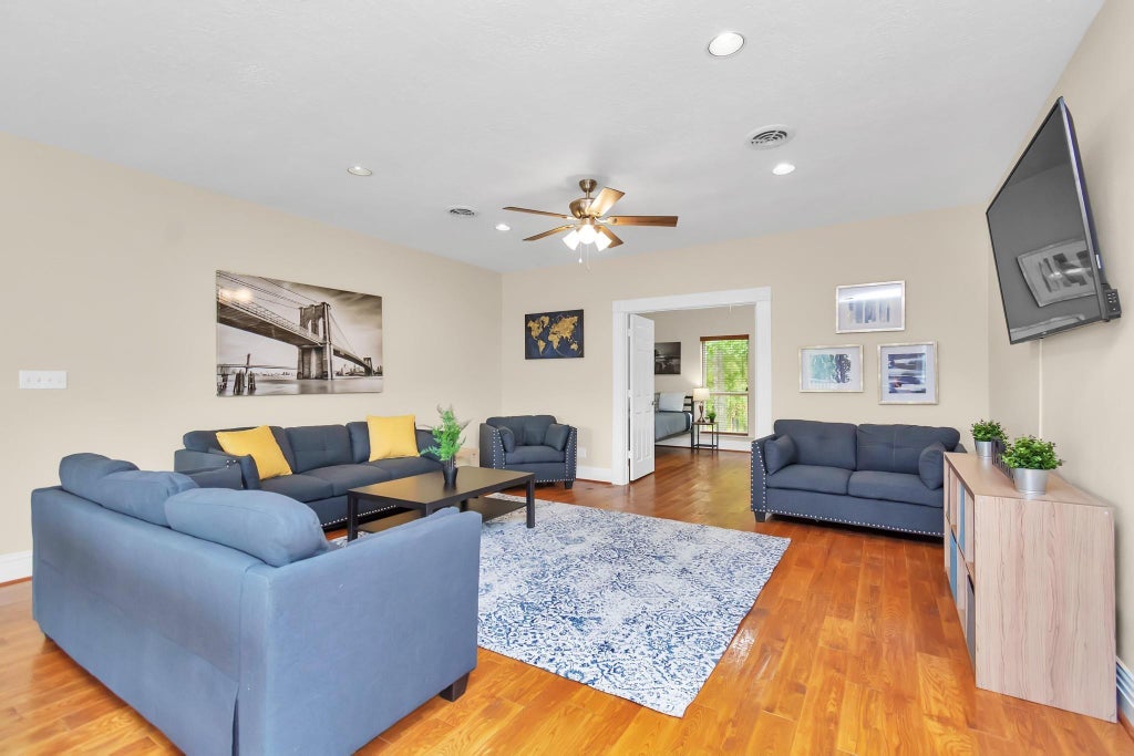 Photo of 1730 Lakeshore Drive, Kingwood, TX 77339 (MLS # 95678391)
