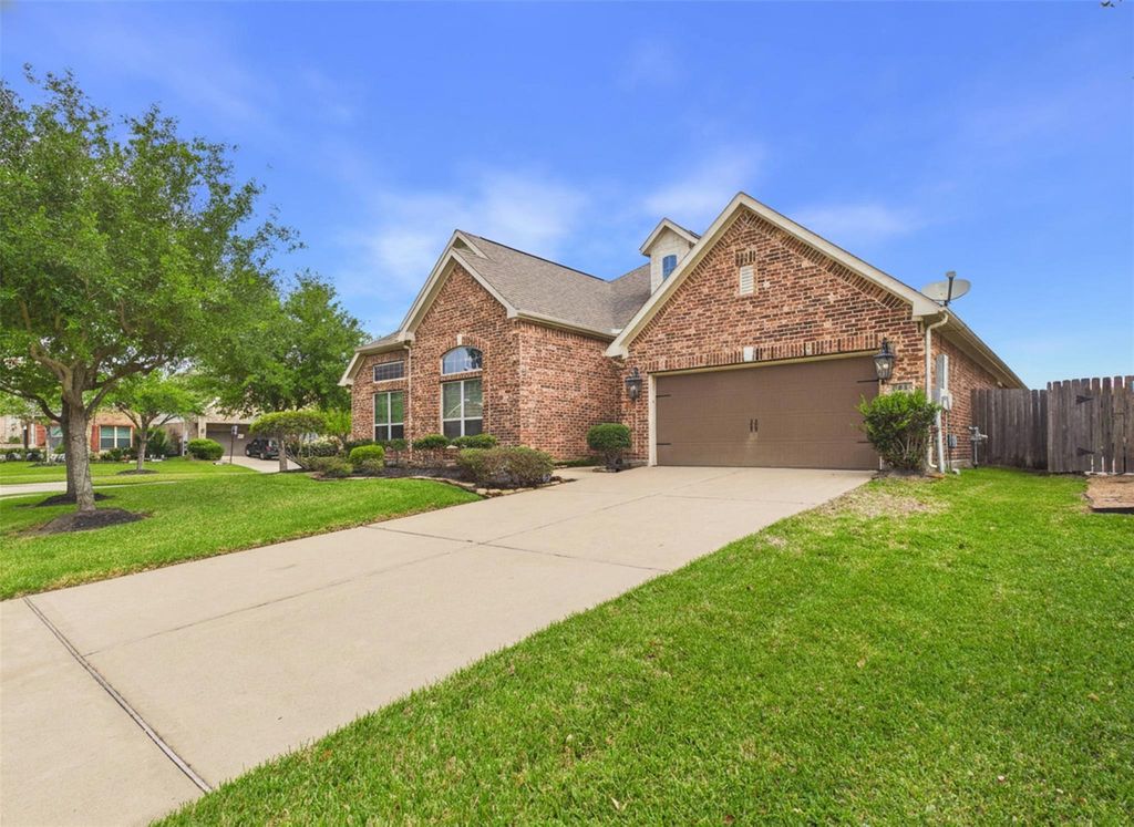 Photo of 2323 Darden Springs Lane, Friendswood, TX 77546 (MLS # 47955858)