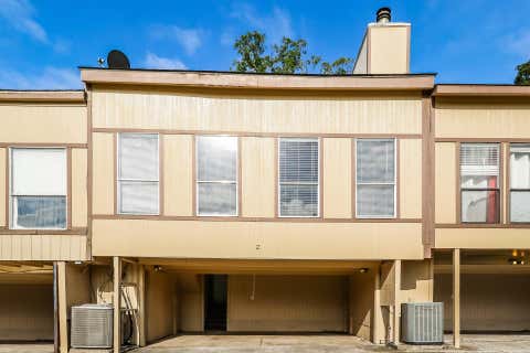 Townhouse For Rent - 2 Lakeway Street<br/> Conroe, TX 77304