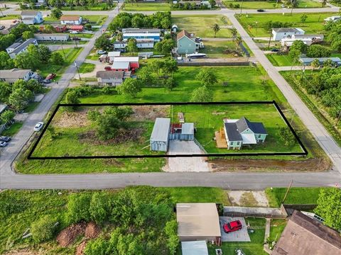 Photo of 246 18th Street, San Leon, TX 77539 (MLS # 34639752)