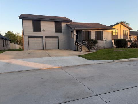 Homes For Sale - 215 Briarcreek Street<br/> Richwood, TX 77531