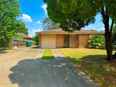 Photo of 5502 Mackinaw Street, Houston, TX 77053 (MLS # 58812223)