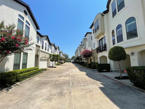 Photo of 3123 Fairdale Oaks E, Houston, TX 77057 (MLS # 60658812)