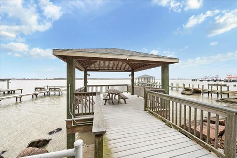 Photo of 1501 Harbor View Circle Cir, Galveston, TX 77550 (MLS # 92201134)