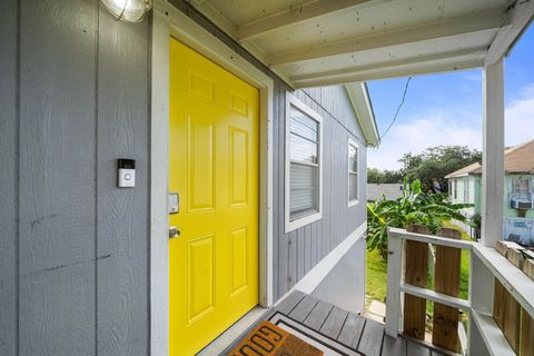 Photo of 3330 Avenue O 1/2 #B, Galveston, TX 77550 (MLS # 32537288)