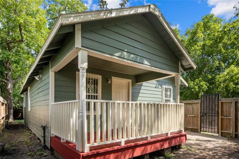 Photo of 1011 E 39th Street, Houston, TX 77022 (MLS # 10574911)