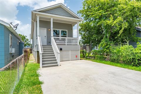 Photo of 5004 Avenue L, Galveston, TX 77551 (MLS # 70590488)