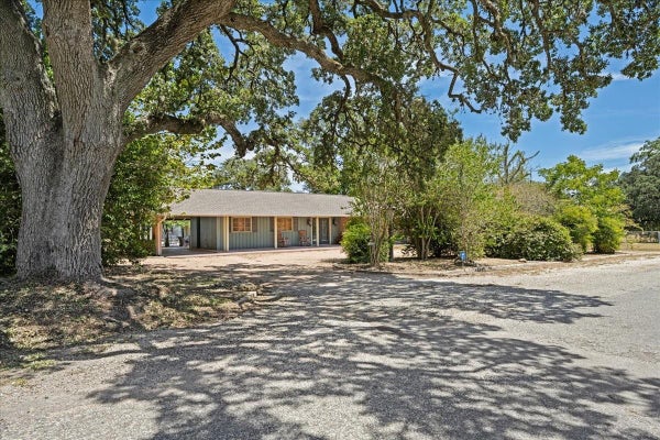221 E 9TH ST, FLATONIA, TX 78941 - Image 864bcac6e0236ec83bafaa8dbef08708/302189798