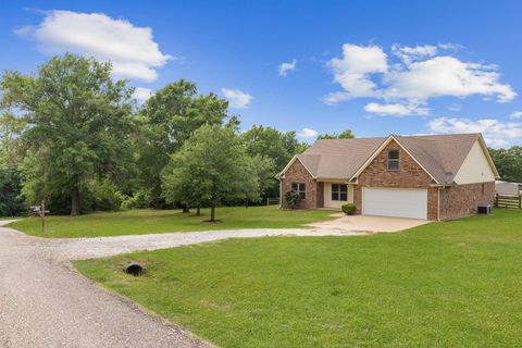 Photo of 525 Oak Tree Lane, Franklin, TX 77856 (MLS # 80259328)