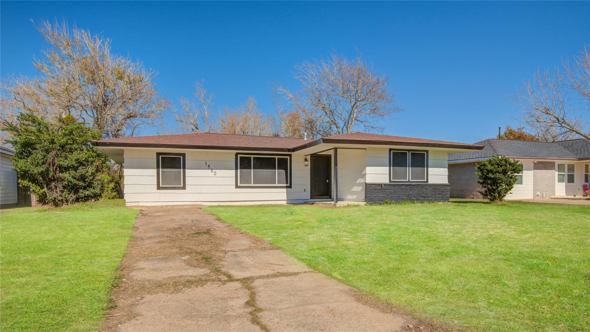 1530 W 10th Street