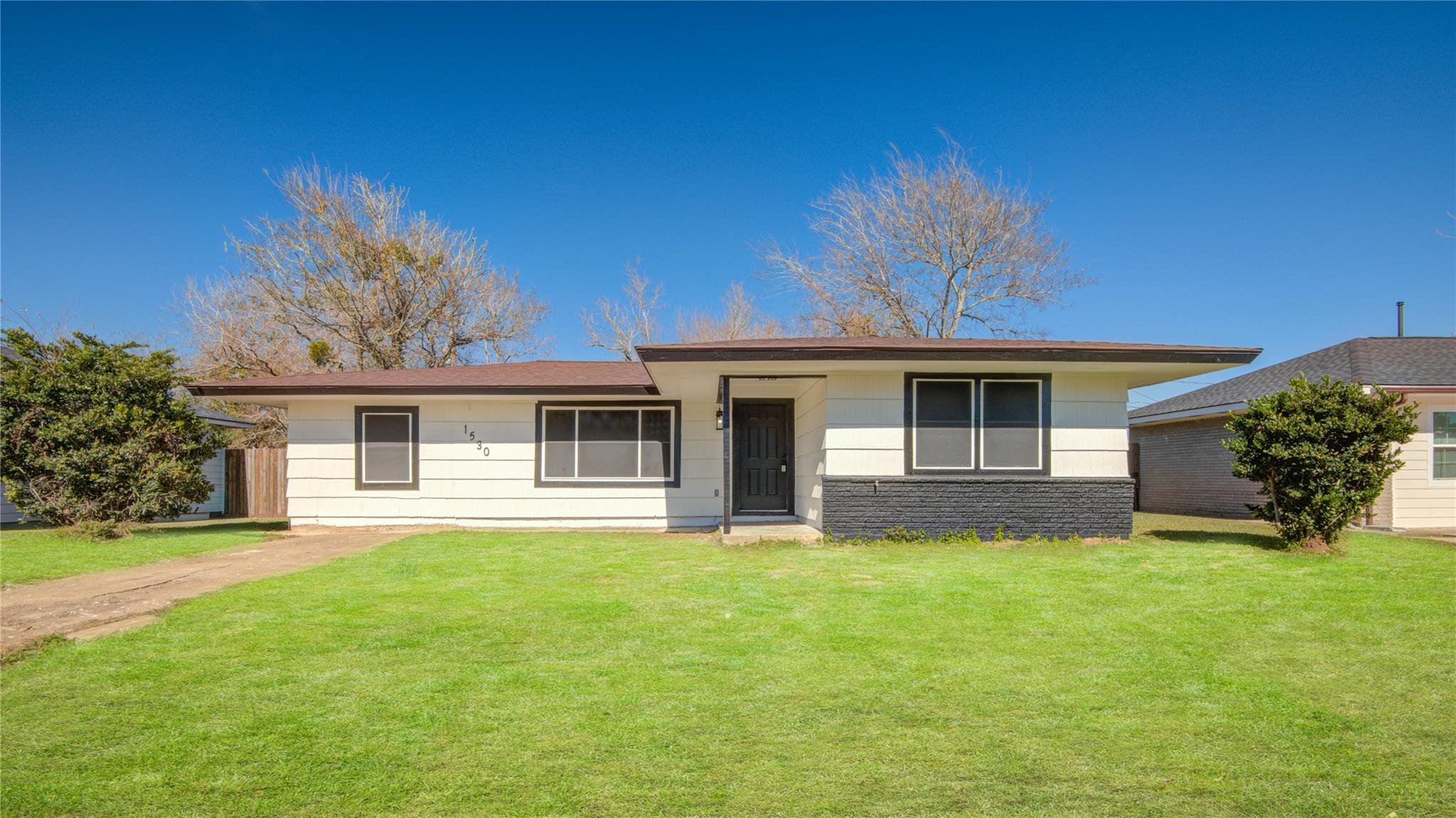 1530 W 10th Street