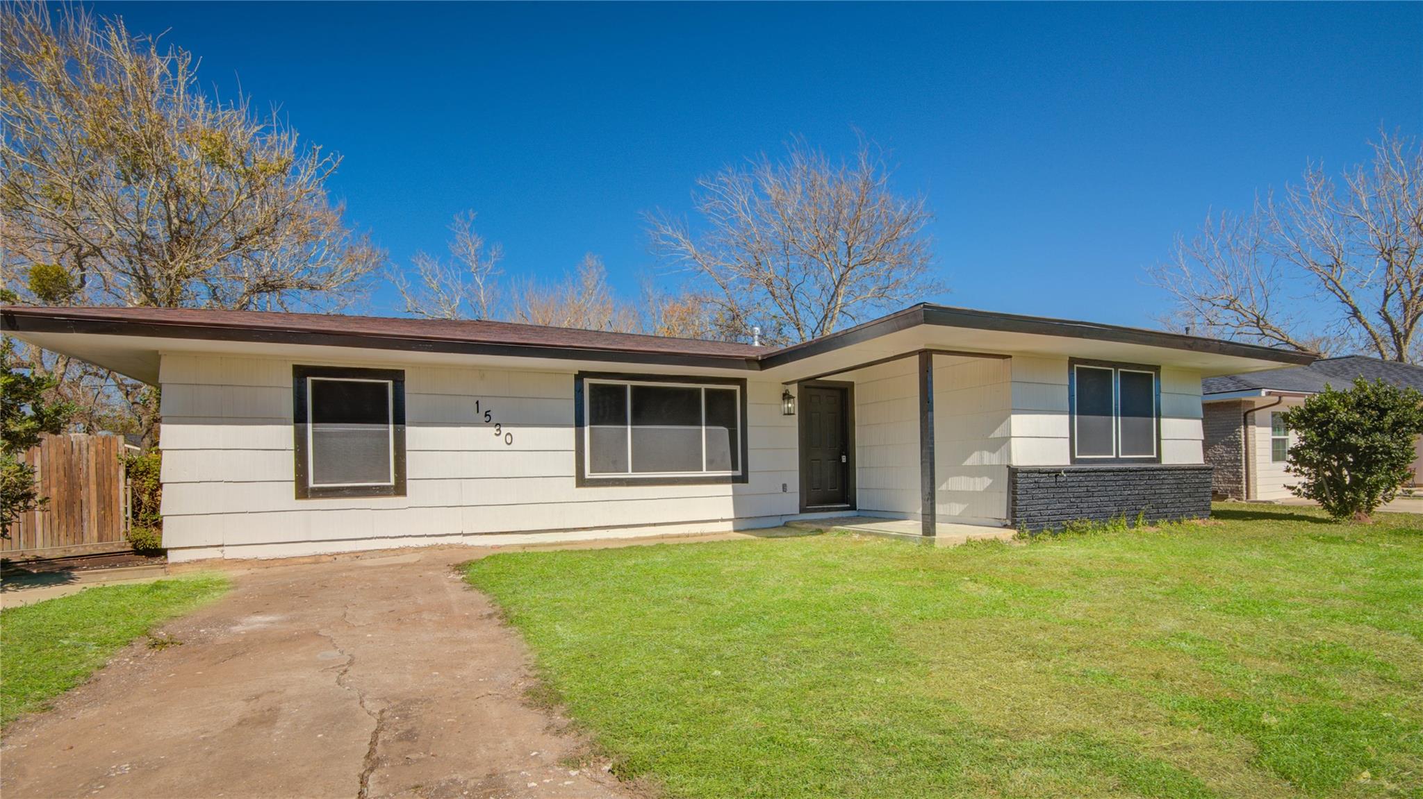 1530 W 10th Street