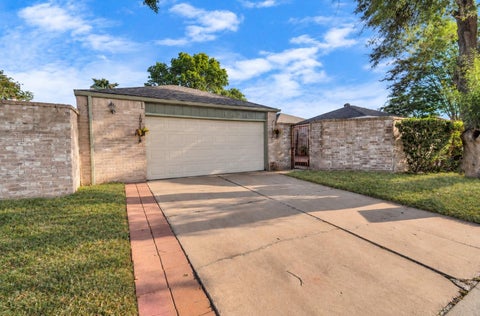 Photo of 16206 New Field Drive, Houston, TX 77082 (MLS # 20640422)