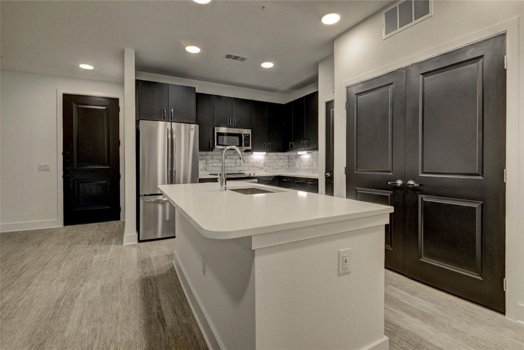 Photo of 6400 Washington Street Avenue #323, Houston, TX 77007 (MLS # 48661032)
