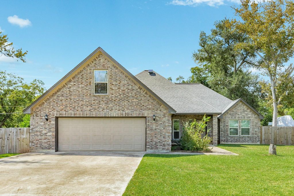 Photo of 46 Ivy Court, Jones Creek, TX 77541 (MLS # 73679948)