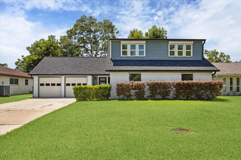 Photo of 813 W Galveston Street, League City, TX 77573 (MLS # 43008893) Photo of 813 W Galveston Street, League City, TX 77573 (MLS # 43008893)