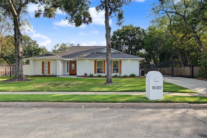 Photo 1 of 39 — 18307 Kings Row, Webster, TX 77058
