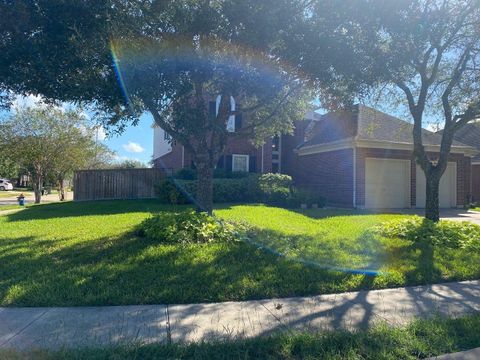 Photo of 2101 Crestwind Court, Pearland, TX 77584 (MLS # 67159287)