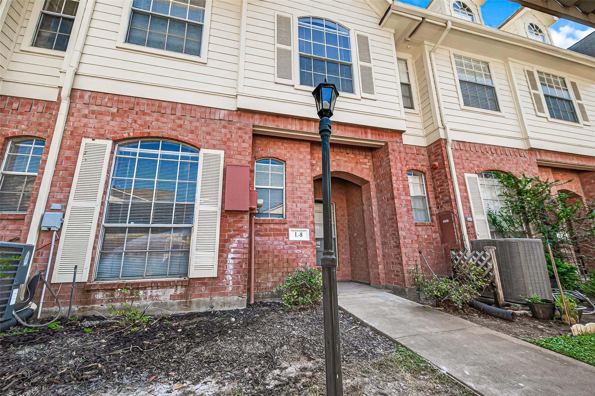 2710 Grants Lake Boulevard L8