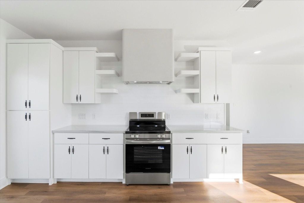 Photo of 214 S Y Street, La Porte, TX 77571 (MLS # 97190589)