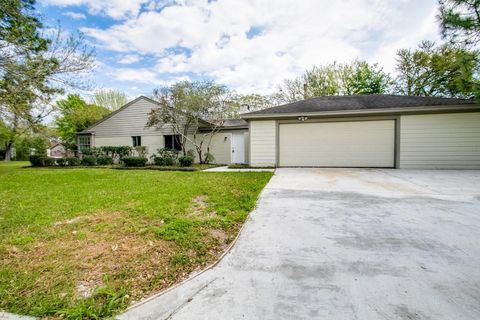 Photo of 10827 Tupper Lake Drive, Houston, TX 77042 (MLS # 85391215)