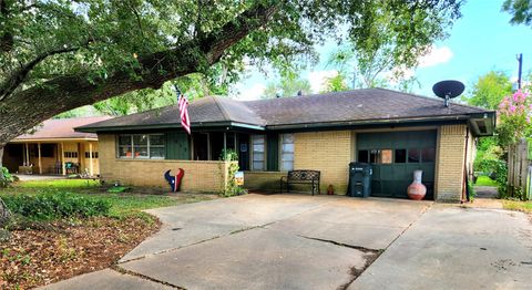 Photo of 909 Peach Street, El Campo, TX 77437 (MLS # 2778385)