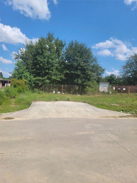 Photo of 1141 County Road 3556, Cleveland, TX 77327 (MLS # 29491769) Photo of 1141 County Road 3556, Cleveland, TX 77327 (MLS # 29491769)