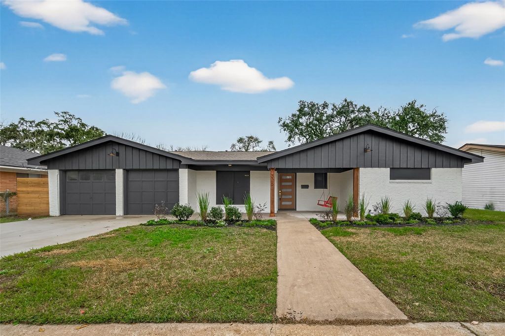 Photo of 325 Hargett Street, Clute, TX 77531 (MLS # 28730222)