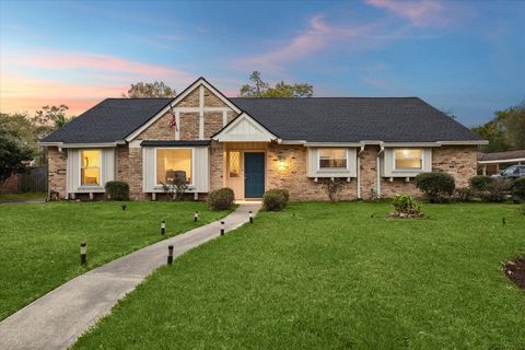 Homes For Sale - 311 Forest Lake Drive<br/> Taylor Lake Village, TX 77586