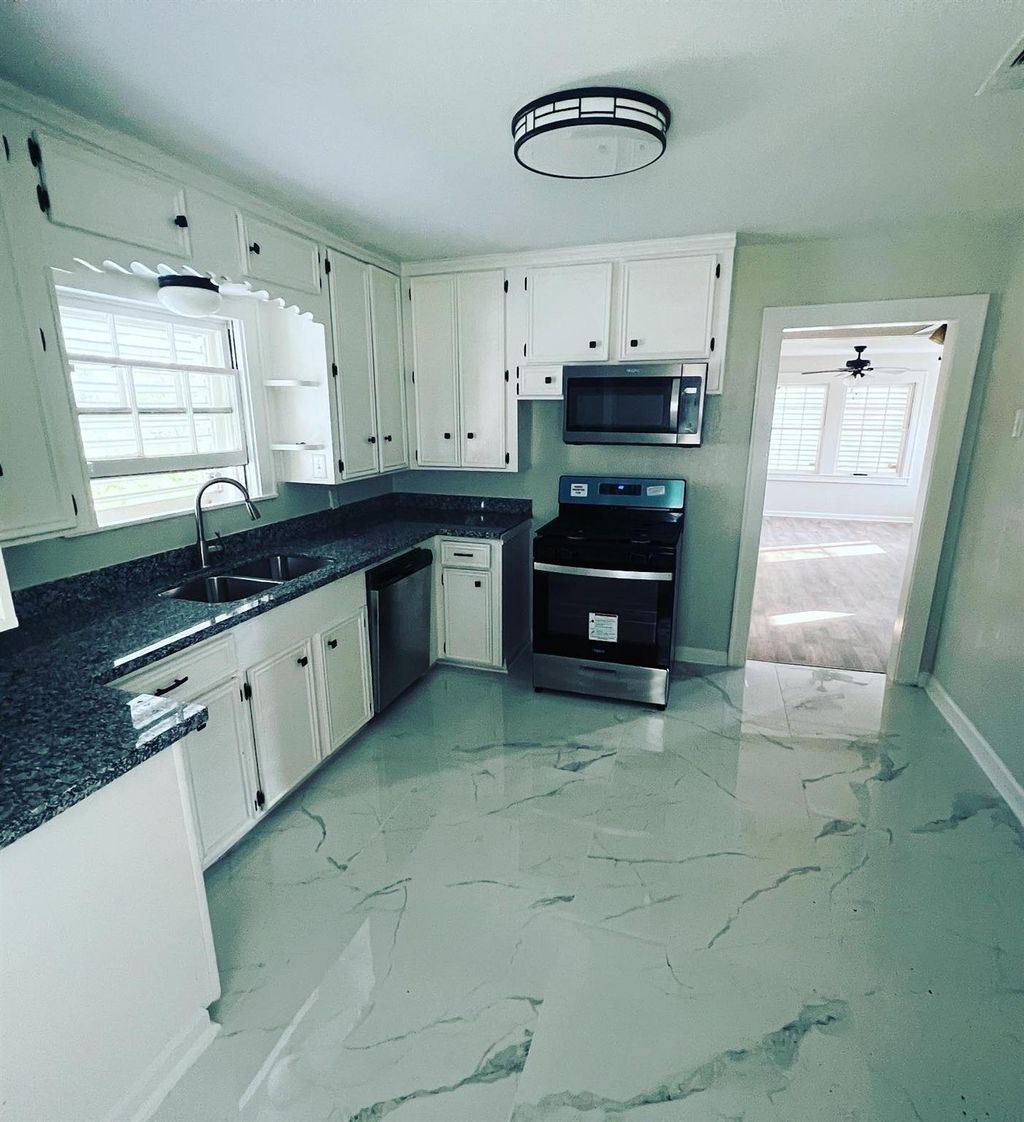 Photo of 7017 2nd Street #B, Hitchcock, TX 77563 (MLS # 89702575)