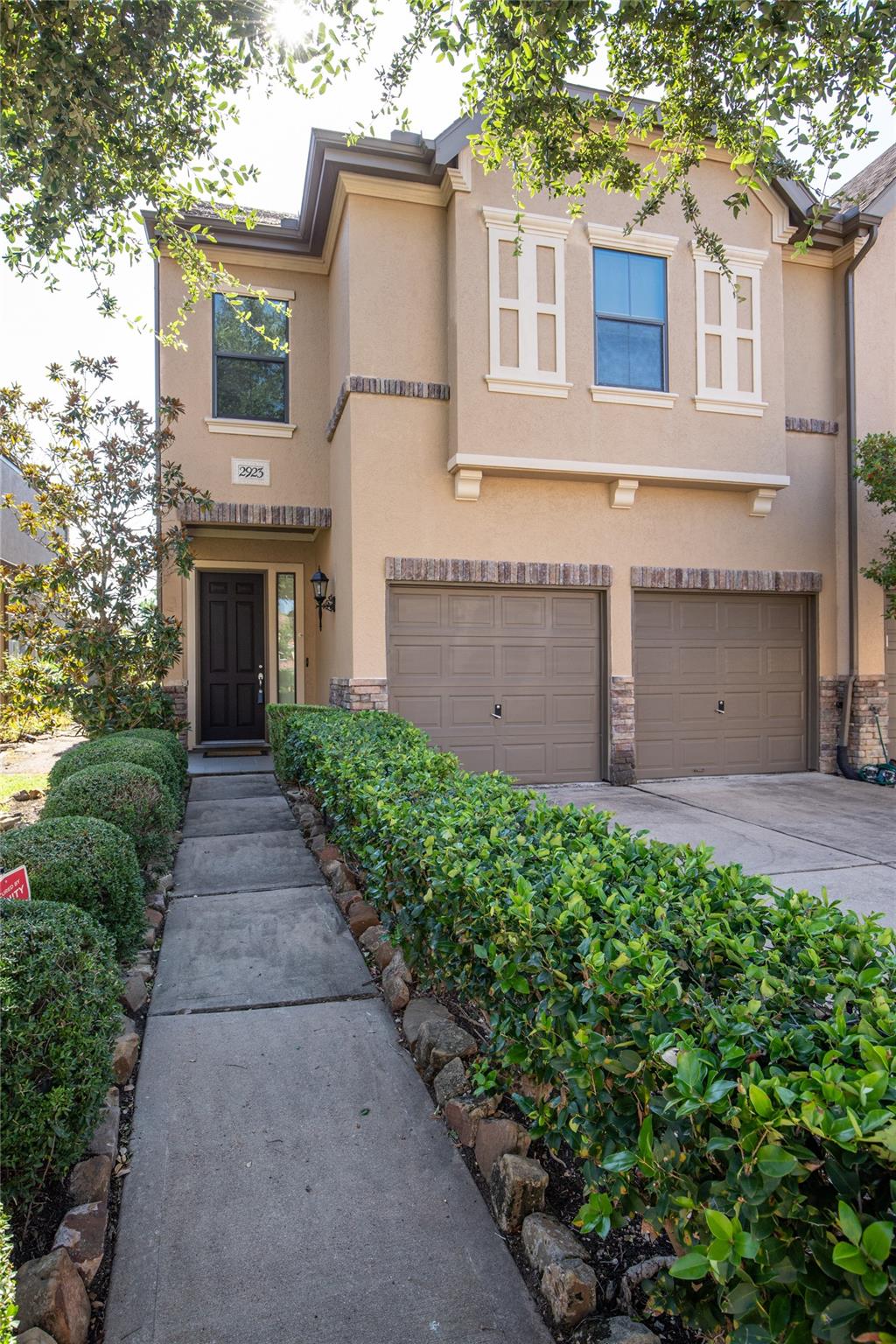 2923 Royal Oaks Crest