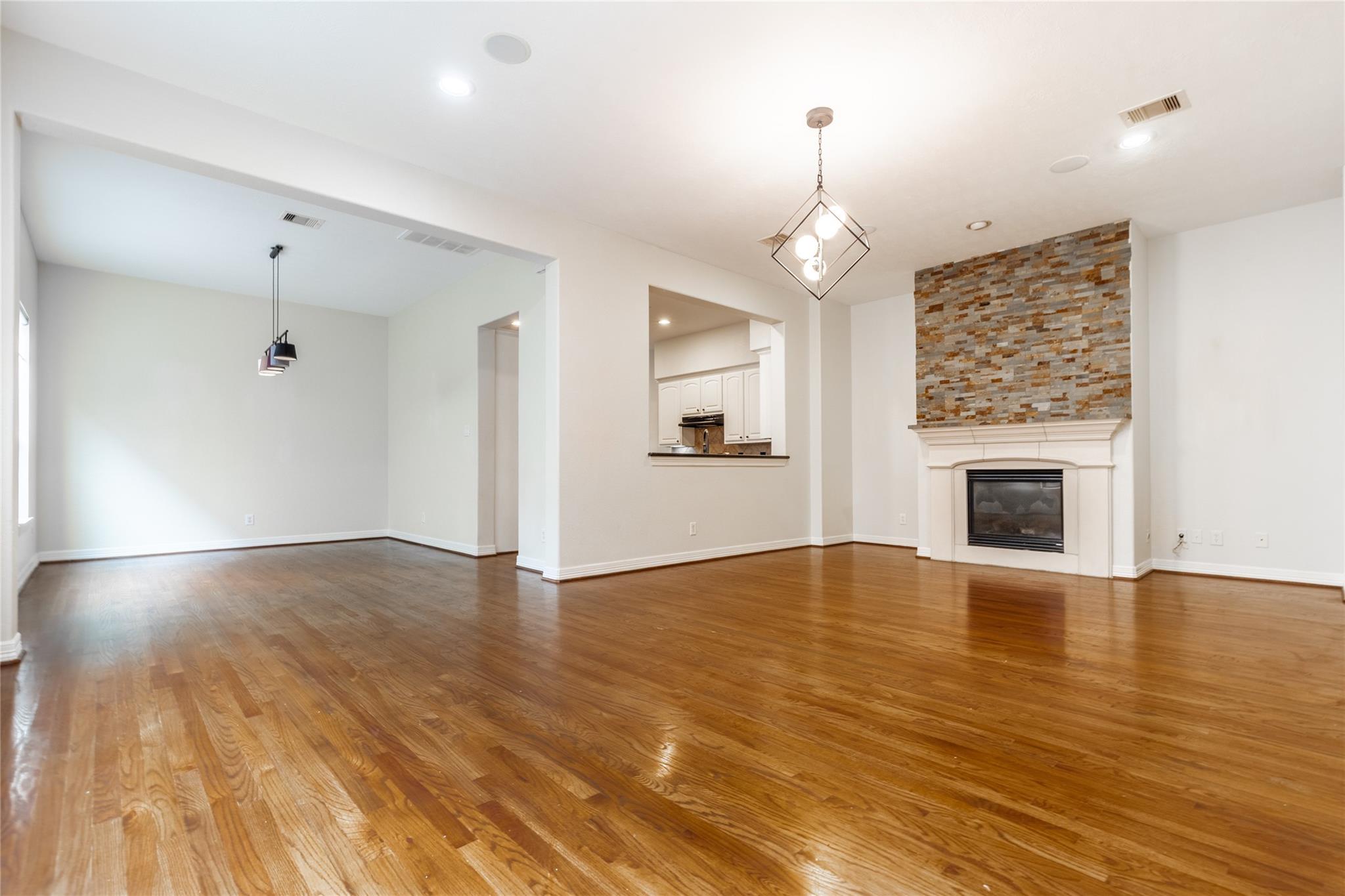 2923 Royal Oaks Crest